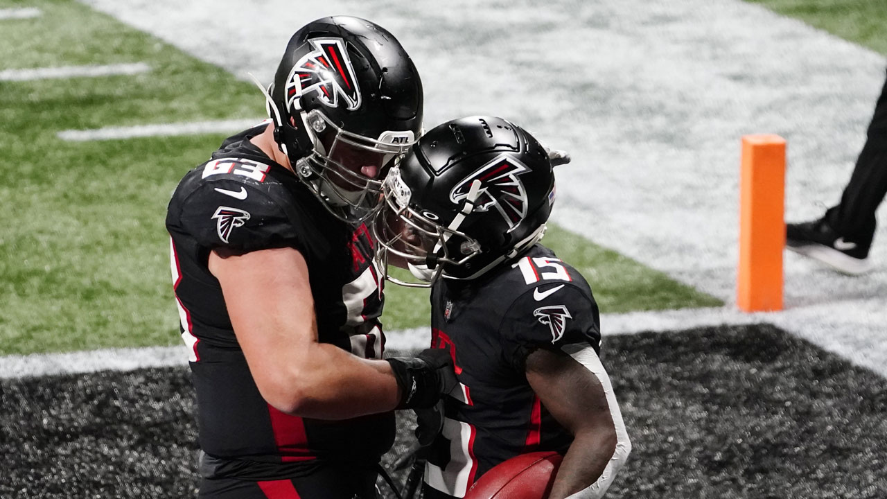 Ryan throws pair of touchdowns, Falcons rout Carr, Raiders