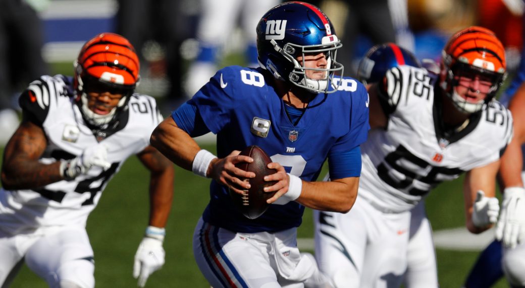 QB Jones injured in Giants' win over Burrow-less Bengals - The San Diego  Union-Tribune