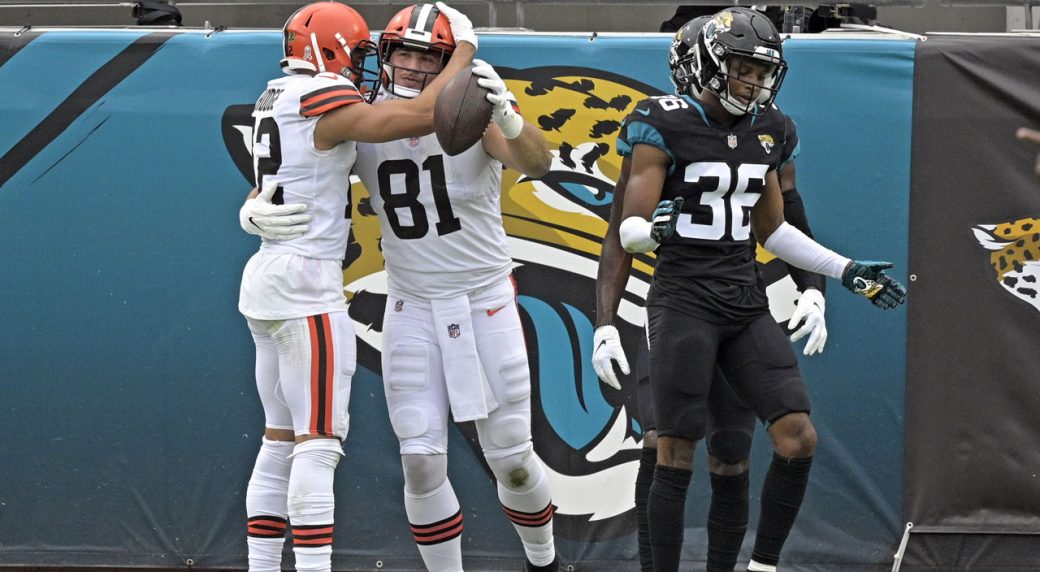 Browns survive late scare to beat Jaguars and remain in playoff picture