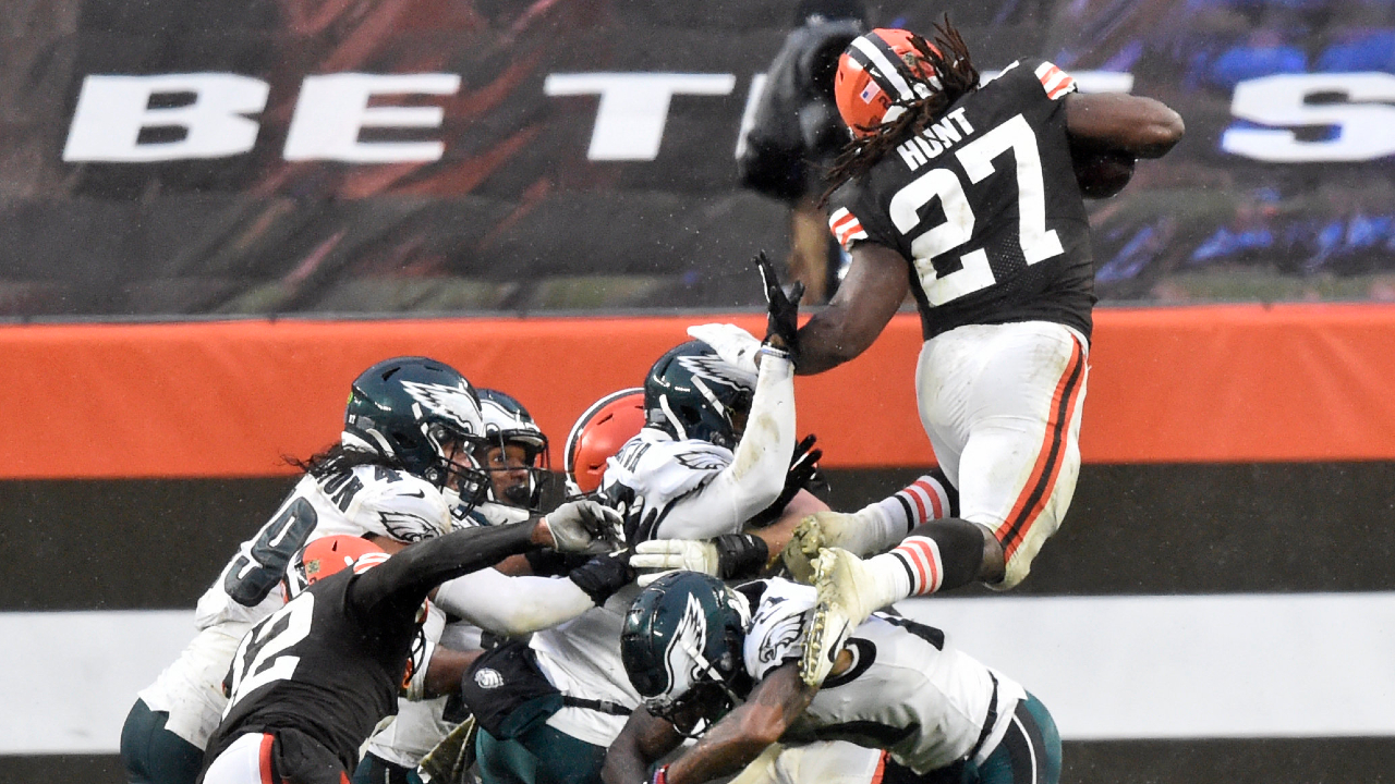 Browns step up without Garrett, down Eagles in steady rain