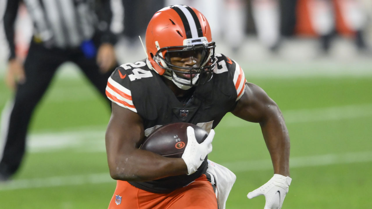 Browns' Kareem Hunt dons Nick Chubb shirt in return to Cleveland