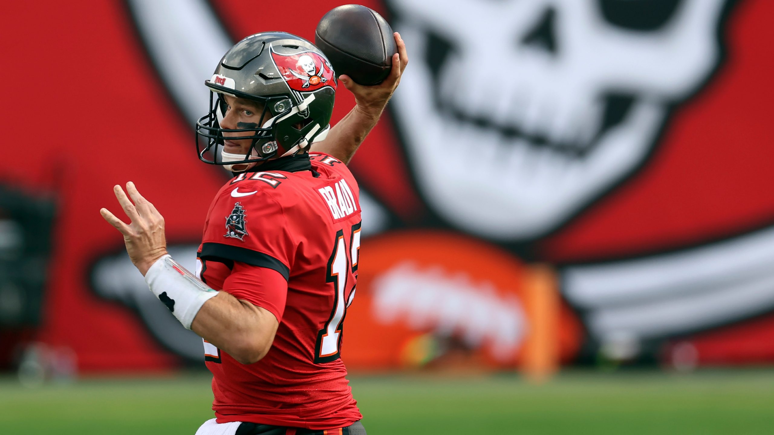 Brady throws for two touchdowns, Buccaneers wear down Vikings