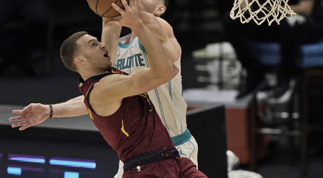 Hornets' Gordon Hayward sustains fractured finger on right hand