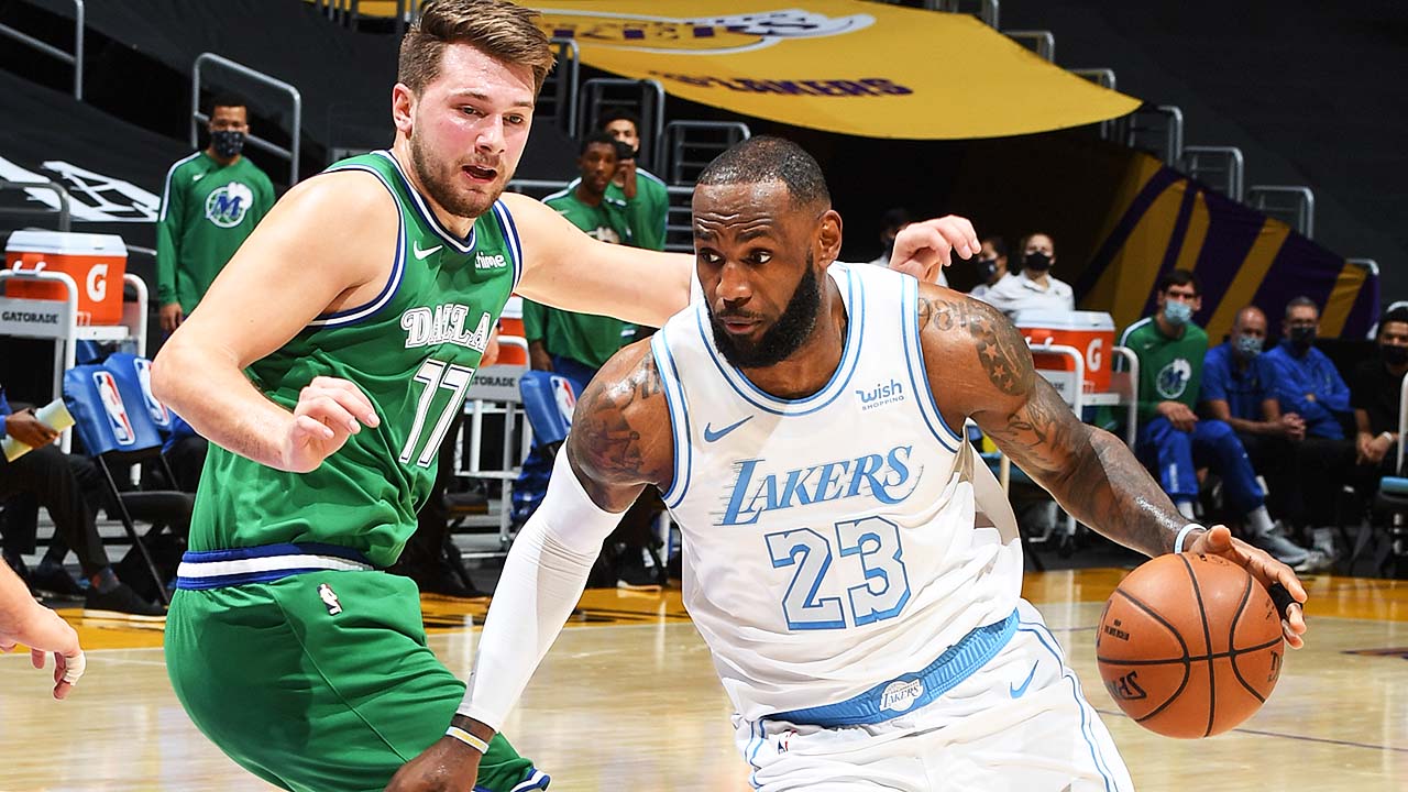 Lakers give away a lead in Christmas Day loss to Mavericks