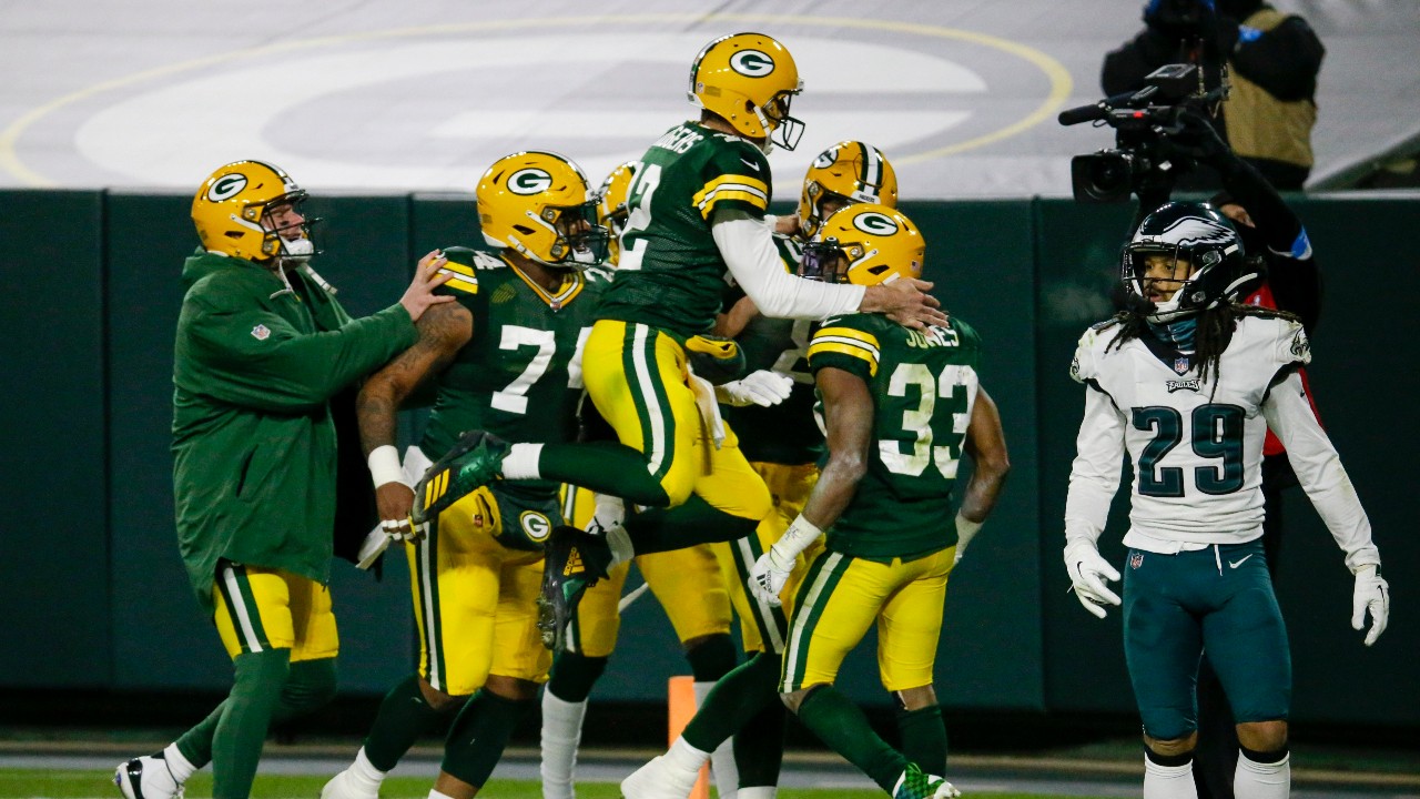 Aaron Jones dives into end zone on 12-yard TD run