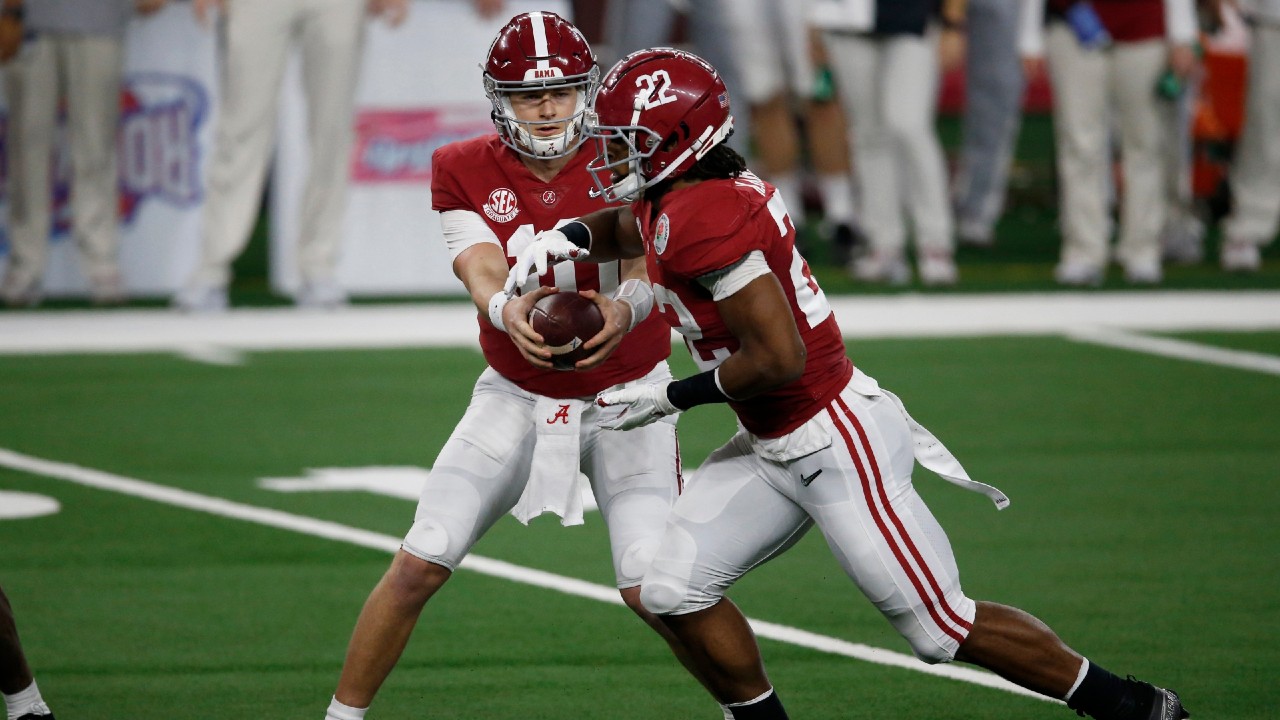 Najee Harris hurdles over Notre Dame defender in Rose Bowl after