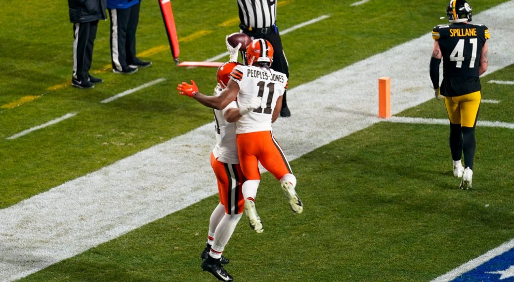 Browns hold off Steelers' rally, advance to divisional round