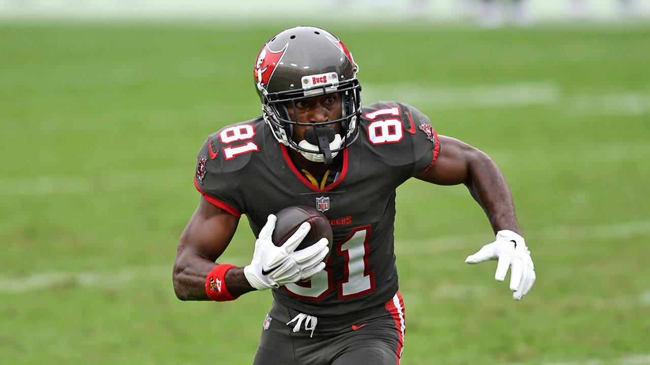 AP source: Antonio Brown returning to Buccaneers on one-year deal