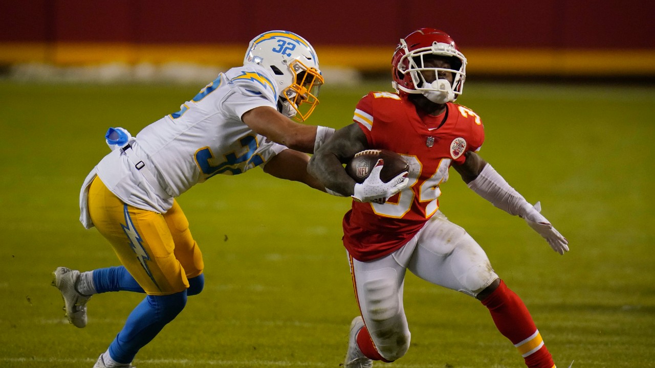 Los Angeles Chargers safety Alohi Gilman (32) against the Kansas