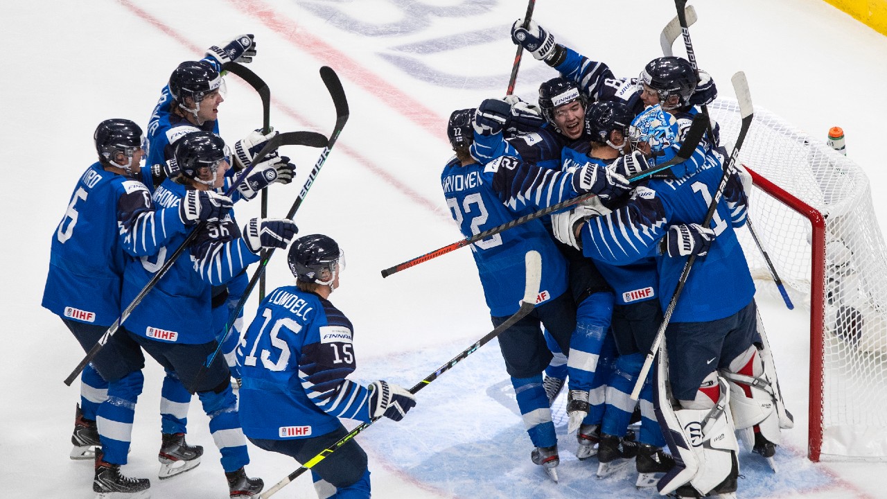 Finland stuns Sweden with late goal to reach semif
