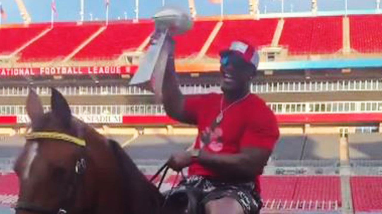 WATCH: Devin White takes victory lap on horse in Raymond James Stadium