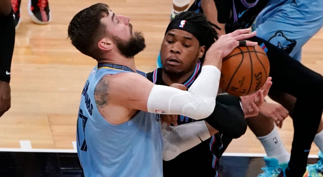 Valanciunas Has Double-double To Lead Grizzlies Past Kings