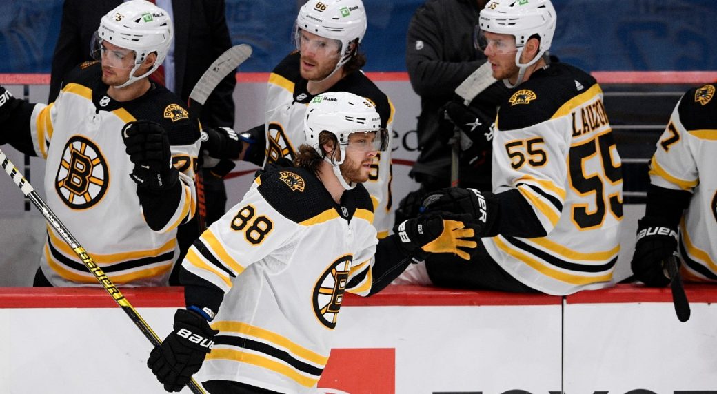 Pastrnak's hat trick, Bergeron's OT goal rally Bruins over Flyers