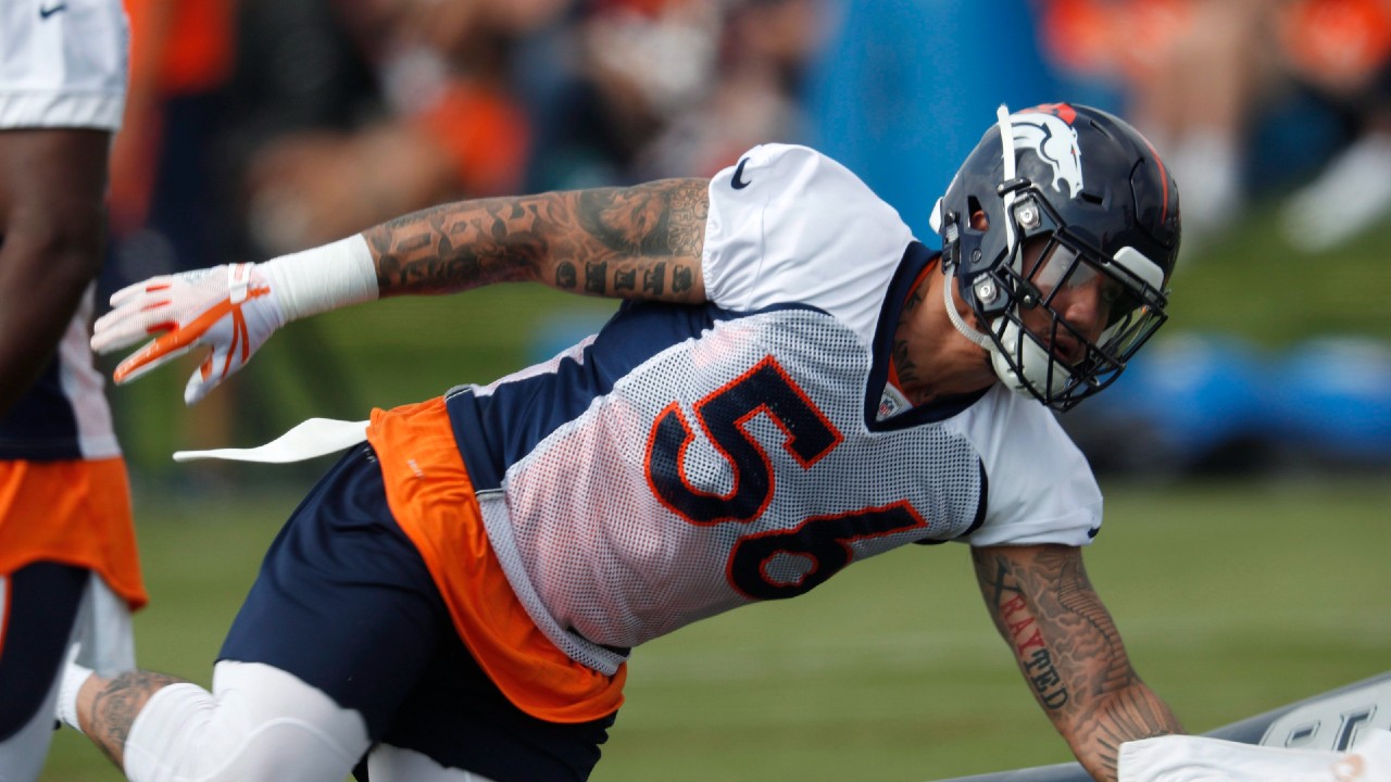 Former Denver Broncos linebacker Shane Ray takes part in drills. (David Zalubowski/AP)