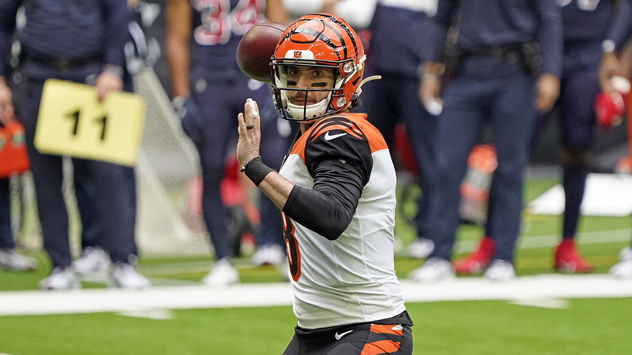 Cincinnati Bengals re-signing quarterback Brandon Allen