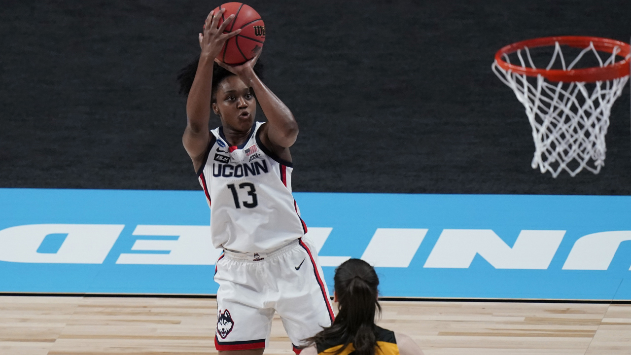 Christyn Williams drops 27, Paige Bueckers adds 18 as UConn tops Iowa