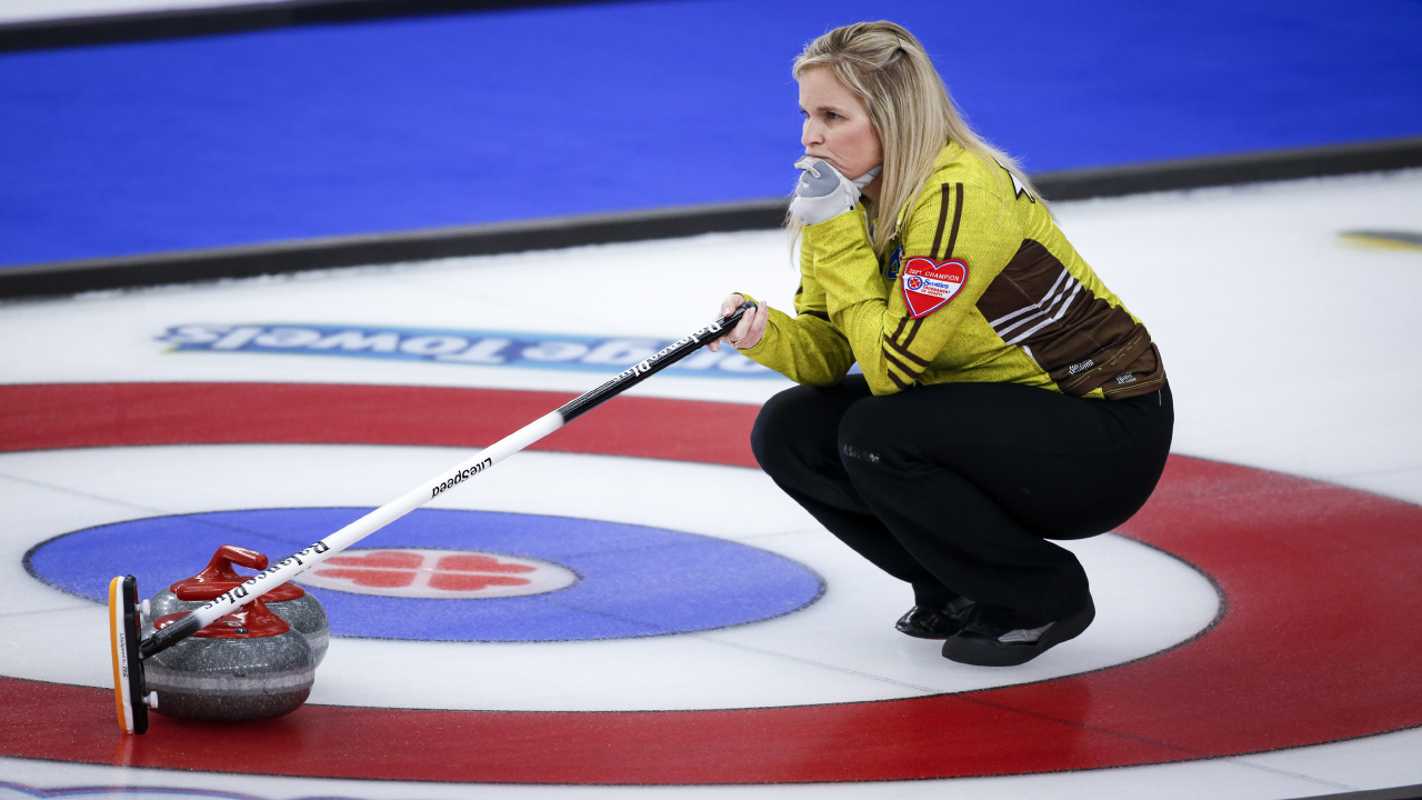 Jennifer Jones lines up a shot. (Jeff McIntosh/CP)