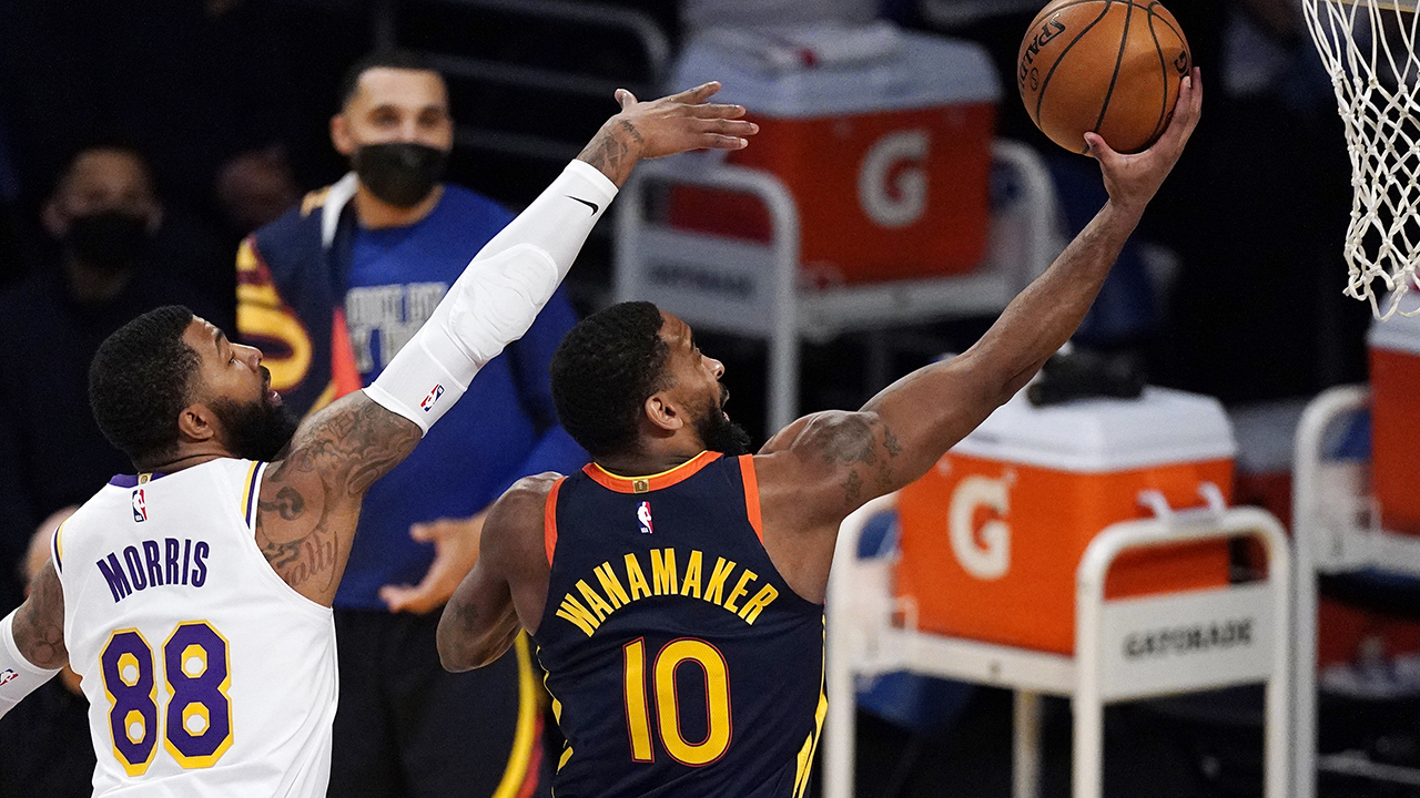 Golden State Warriors guard Brad Wanamaker, right, shoots as Los Angeles Lakers forward Markieff Morris defends during the first half of an NBA basketball game.  (Mark J. Terrill/AP)