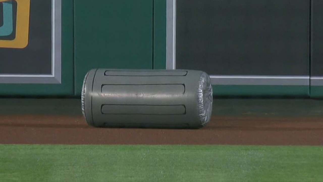 Multiple trash cans thrown onto field during Astros road game