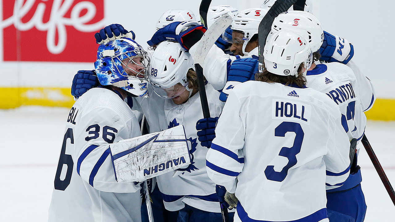 Toronto Maple Leafs goaltender Jack Campbell (36) celebrates a win with teammates. (John Woods/CP)