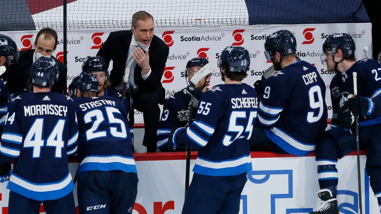 Winnipeg Jets head coach Paul Maurice talks to his team during the third period of Saturday's game against the Edmonton Oilers. (John Woods/CP)