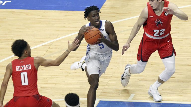 Kentucky's Terrence Clarke drives to the basket. (James Crisp/AP)