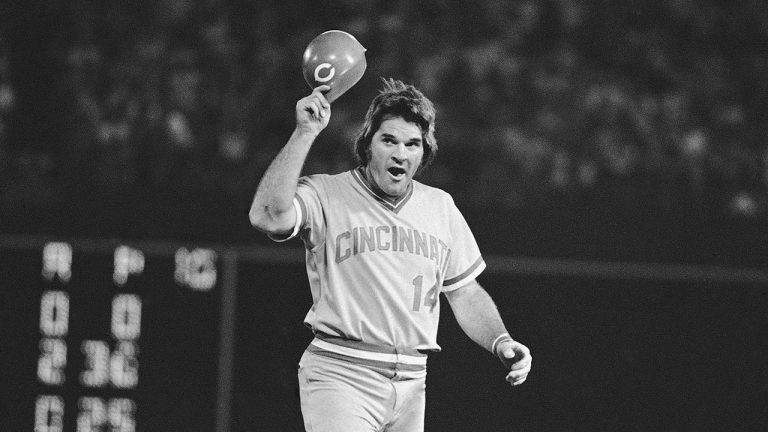 Cincinnati Reds third baseman Pete Rose tips his cap after hitting in his 44th straight game. (Steve Helber/AP)