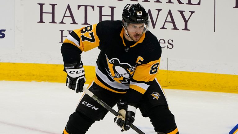 Pittsburgh Penguins' Sidney Crosby (87) looks to pass during the first period of an NHL hockey game. (Keith Srakocic/AP)