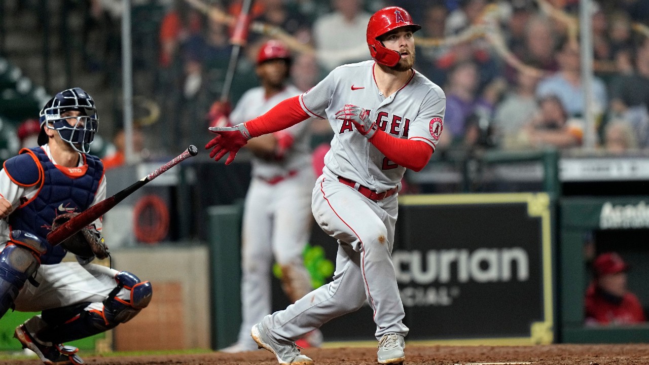 Walsh's big night helps Angels rally to win over Astros