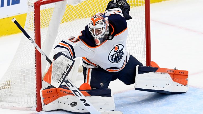 Edmonton Oilers goaltender Mike Smith (41) makes a save during first period NHL hockey action against the Toronto Maple Leafs. (Frank Gunn/CP)