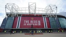 Who is bidding to buy English soccer club Manchester United?