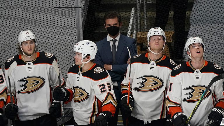 Anaheim Ducks coach Dallas Eakins, centre, watches from the bench during the third period of the team's NHL hockey game against the Los Angeles Kings on Tuesday, April 20, 2021, in Los Angeles. (Marcio Jose Sanchez/AP) 