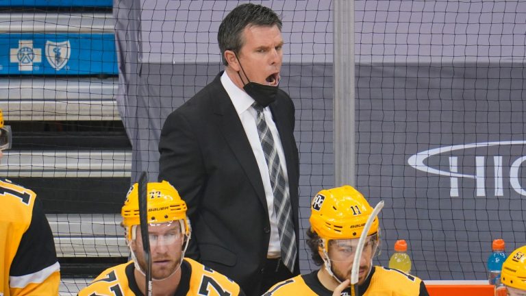 Pittsburgh Penguins head coach Mike Sullivan, top, gives instructions during the first period in Game 5 of an NHL hockey Stanley Cup first-round playoff series against the New York Islanders in Pittsburgh, Monday, May 24, 2021. (Gene J. Puskar/AP)