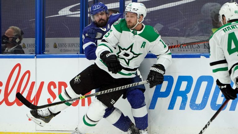 Dallas Stars left wing Blake Comeau (15) has re-signed with the team on a one-year contract. (Chris O'Meara/AP)