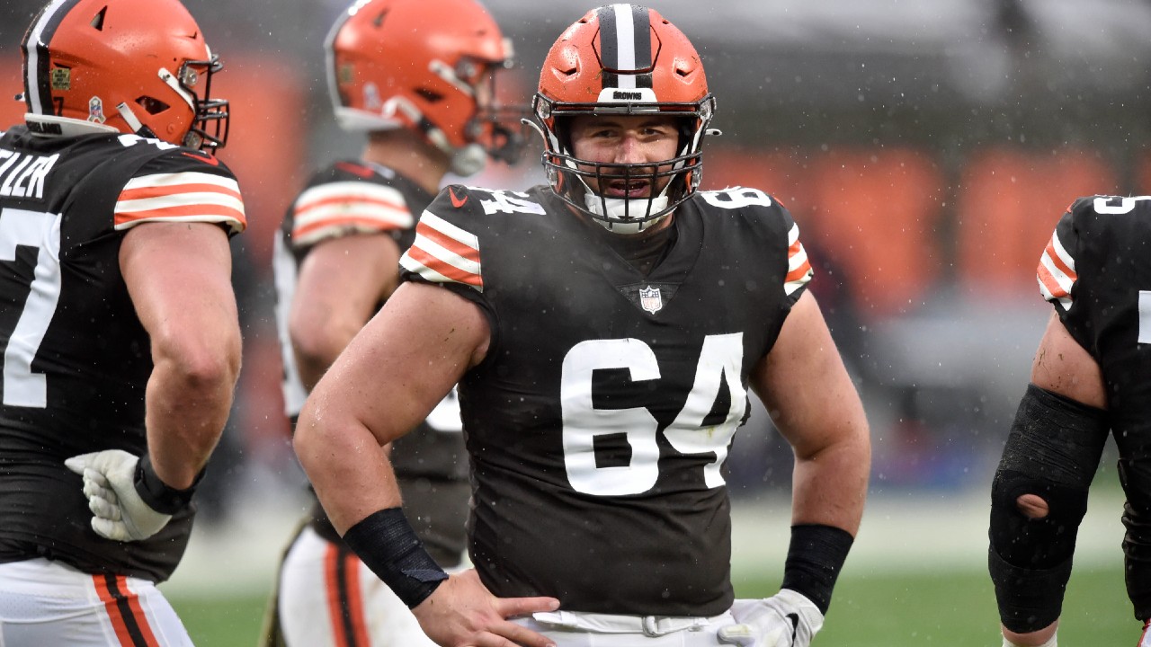 Browns' Tretter criticizes league on vaccine wristbands