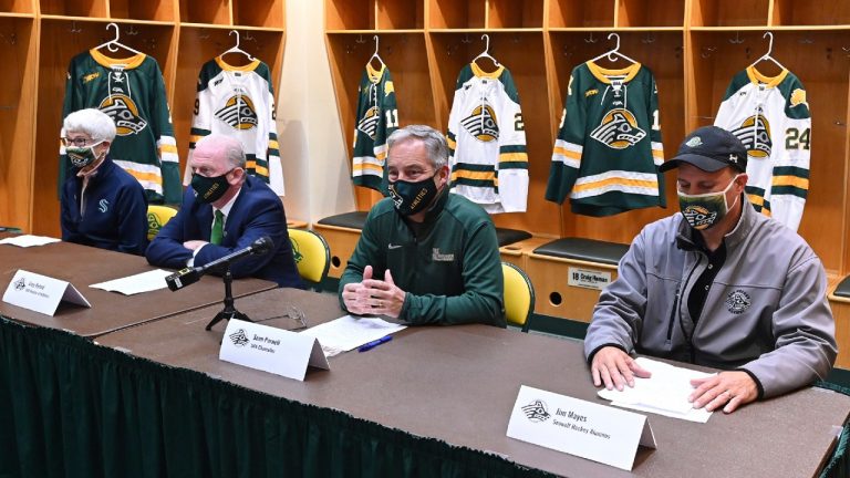 Alaska-Anchorage Chancellor Sean Parnell, second from right, announces the reinstatement of the hockey team. (Bill Roth/Anchorage Daily News via AP) 
