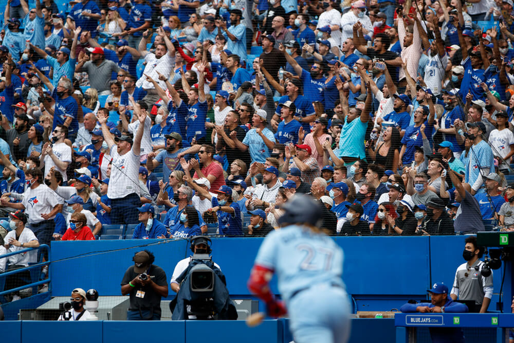 Alek Manoah's mom cheers loud and proud at Blue Jays game again