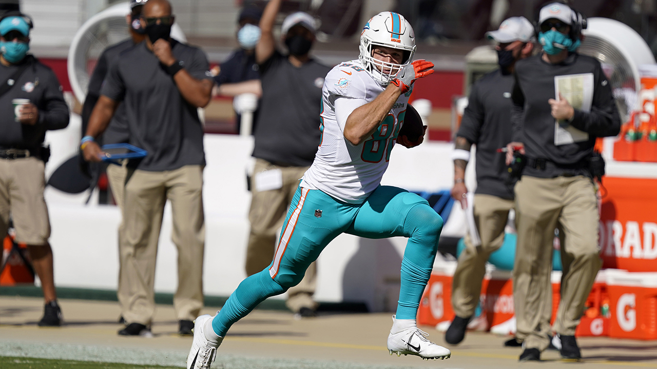 AP source: Dolphins place franchise tag on TE Mike Gesicki