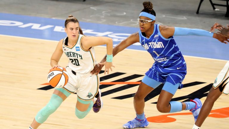 New York Liberty guard Sabrina Ionescu (20) tries to get past Chicago Sky guard Diamond DeShields (1). (Eileen T. Meslar/AP)