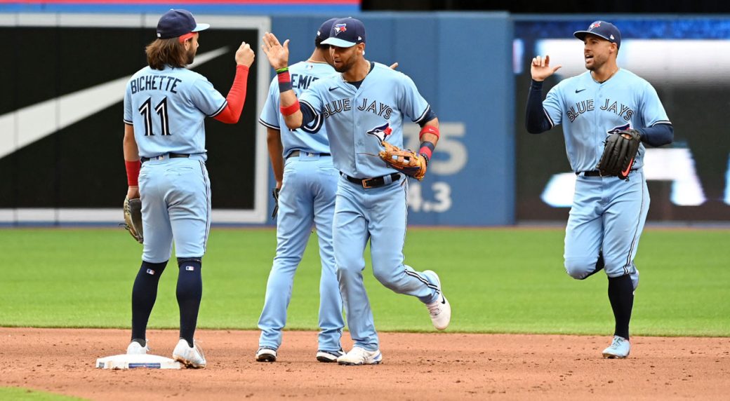 Blue Jays' George Springer leaves Game 2 vs. Mariners after scary collision