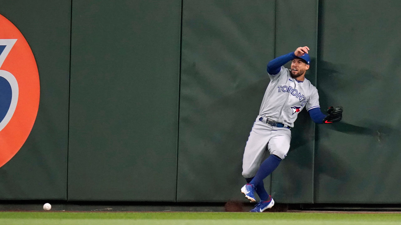 Blue Jays' George Springer leaves game vs. Rays after spraining ankle on  catch attempt 