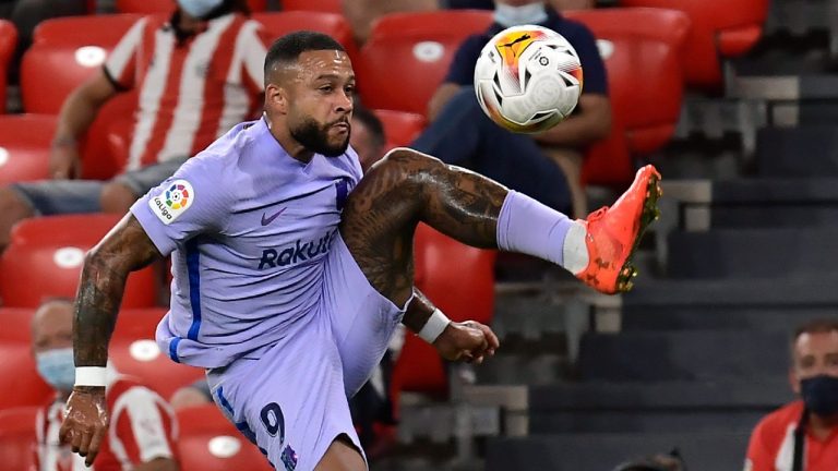 Barcelona's Memphis Depay kicks the ball during the Spanish La Liga soccer match between Athletic Bilbao and Barcelona at San Mames stadium, in Bilbao, northern Spain, Saturday, Aug. 21, 2021. (Alvaro Barrientos/AP)