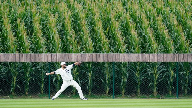 Cubs Beat Reds at MLB's Field of Dreams Game - The New York Times