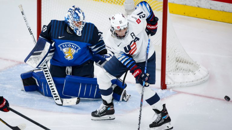 Hilary Knight, right, of the United States, tries for a lose puck as Finland's goalie Meeri Raisanen looks on during third period IIHF Women's World Championship hockey action in Calgary, Alta., Sunday, Aug. 22, 2021. (Jeff McIntosh/CP) 
