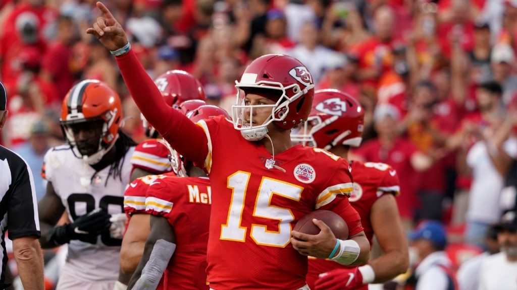 Mahomes dazzles as Chiefs rally for 33-29 win over Browns