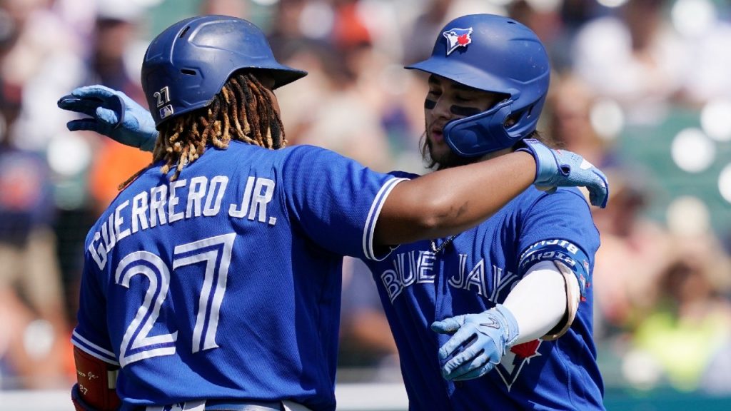 Blue Jays rout stumbling Pirates to complete sweep