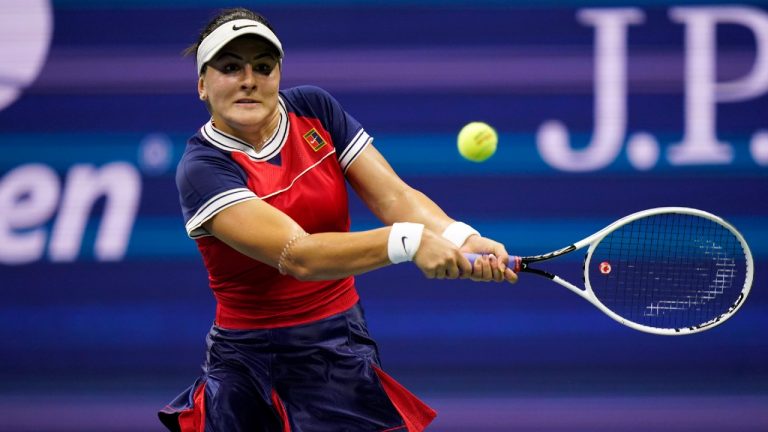 Bianca Andreescu returns a shot. (Frank Franklin II/AP)