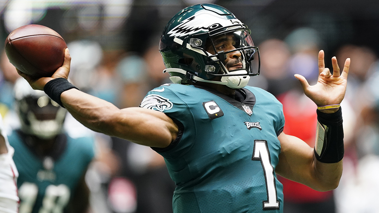 Jalen Hurts' late TD run allows Eagles to escape with win over