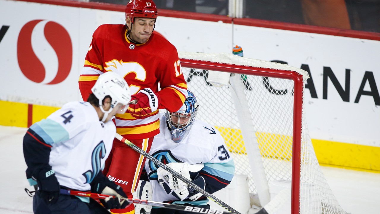 Jaden Schwartz scores twice as Kraken edge Flames in shootout thumbnail