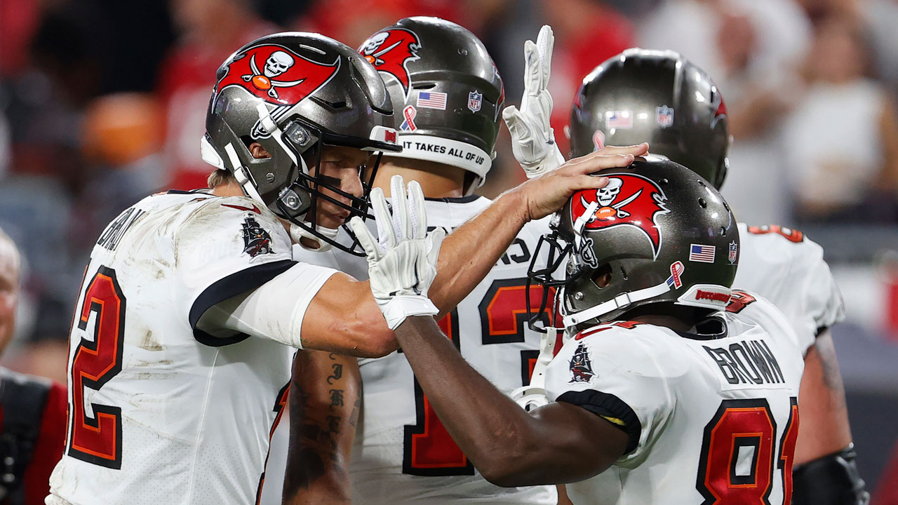 Tom Brady throws for 379 yards, 4 TDs, Bucs beat Cowboys 31-29